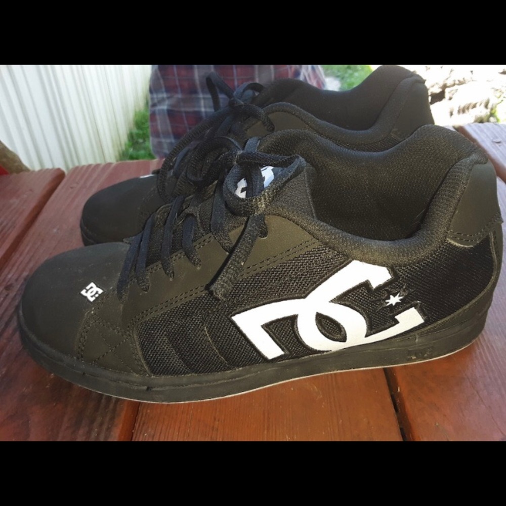 DC skateboarding shoes
